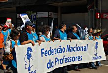 Dezenas de professores recebem António Costa e Ministro da Educação em protesto no Porto