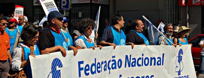 Dezenas de professores recebem António Costa e Ministro da Educação em protesto no Porto
