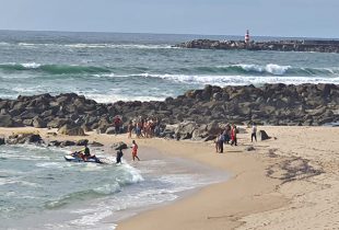 Homem resgatado após entrar “em dificuldades” no mar da Praia de Caxinas em Vila do Conde