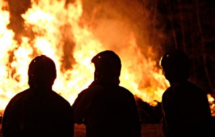 Incêndio deixa armazém de sucata de Vila do Conde “completamente destruído” sem feridos