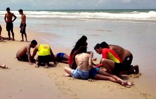 Menores de 13 e 14 anos assistidas após serem resgatadas do mar em praia da Póvoa de Varzim