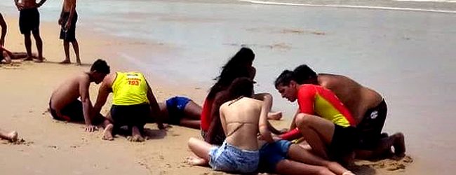 Menores de 13 e 14 anos assistidas após serem resgatadas do mar em praia da Póvoa de Varzim
