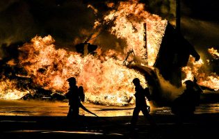 Perto de 50 Bombeiros apoiados por 20 carros combatem incêndio em sucata em Vila do Conde