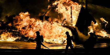 Perto de 50 Bombeiros apoiados por 20 carros combatem incêndio em sucata em Vila do Conde