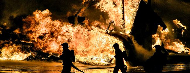 Perto de 50 Bombeiros apoiados por 20 carros combatem incêndio em sucata em Vila do Conde