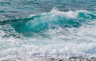 Buscas por casal de Guimarães desaparecido no mar junto ao Porto da Póvoa de Varzim suspensas