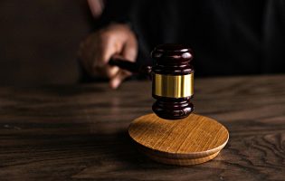 Falta de condições no Tribunal de Espinho marca arranque do julgamento de “Ajuste Secreto”