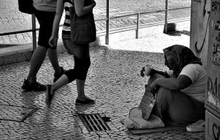 Número de pessoas em risco de pobreza em Portugal aumentou para 17% em 2022
