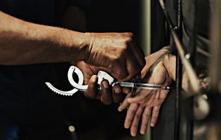 Detidos dois homens e uma mulher suspeitos de roubo a casal de idosos em Matosinhos