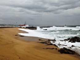 Dez barras marítimas fechadas e três condicionadas devido à agitação marítima no País