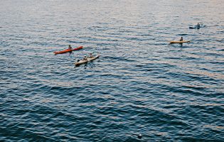 Grupo de alunos que praticava canoagem resgatado do mar em Vila do Conde