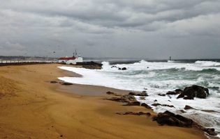 IPMA eleva para vermelho aviso de agitação marítima para sete distritos na sexta-feira