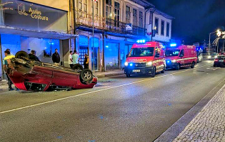 Quatro feridos em acidente entre três viaturas no entroncamento da Ponte de Vila do Conde