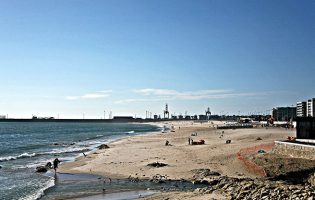 Banhos desaconselhados na praia de Matosinhos um dia depois de terem sido permitidos