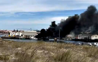 Duas embarcações a arder nos Estaleiros de Vila do Conde