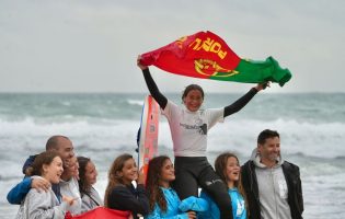 Atleta vilacondense Luana Dourado campeã europeia júnior de bodyboard em Carcavelos