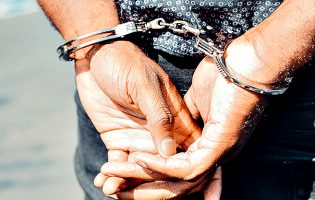 Homem condenado a 17 anos de prisão por matar irmão com uma faca e um garfo no Porto