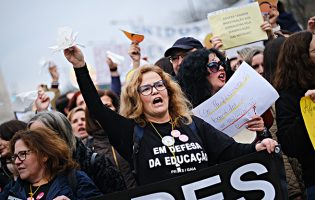 Manifestação junto ao Ministério da Educação exige ajudas para Professores longe de casa