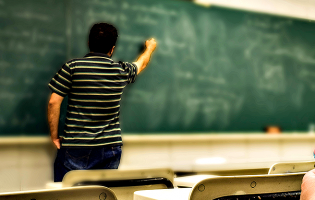 Nas prisões luta-se contra o abandono escolar e 3.454 reclusos trocam celas por salas de aula