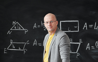 Explicador de matemática acusado de abusar de crianças e menores julgado à porta fechada
