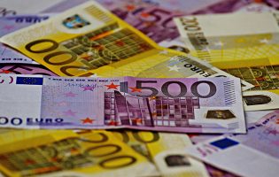 Oito arguidos acusados de fraude fiscal que lesou o Estado em mais de 600 mil euros de IVA