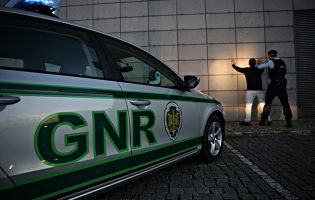 Dois homens detidos por roubo, tráfico de droga e posse de arma proibida em Vila do Conde