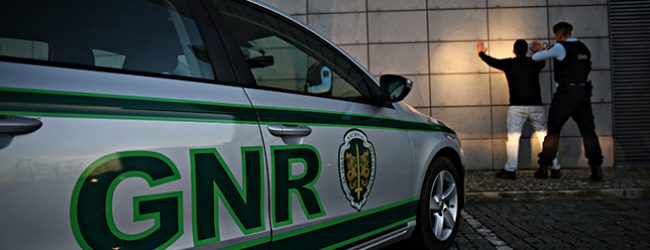 Dois homens detidos por roubo, tráfico de droga e posse de arma proibida em Vila do Conde