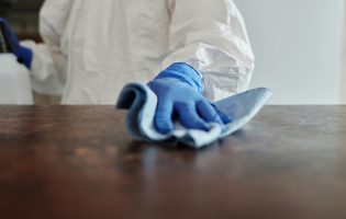 Funcionários da limpeza de empresa da Trofa em greve nos hospitais de Guimarães e de Gaia