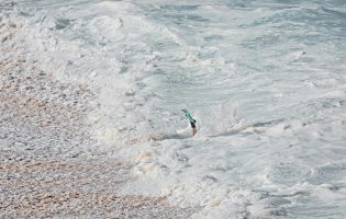 Duas adolescentes resgatadas do mar da Póvoa de Varzim depois de dificuldades com correntes