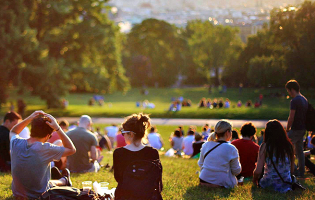 Piquenique improvisado no Parque da Cidade do Porto em dia de aniversário e de apagão do País