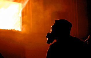 96 bombeiros combatem incêndio em empresa de recolha e gestão de resíduos na Póvoa de Varzim
