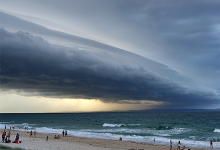 Fenómeno meteorológico raro de “nuvens rolo” visto em praias da região Norte e Centro do País