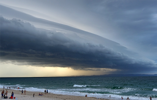 Fenómeno meteorológico raro de “nuvens rolo” visto em praias da região Norte e Centro do País