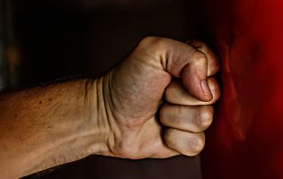 Prisão preventiva para homem de 45 anos detido por violência doméstica sobre mulher e filha