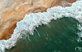 Bar de praia na Póvoa de Varzim com esplanada danificada devido à forte ondulação do mar