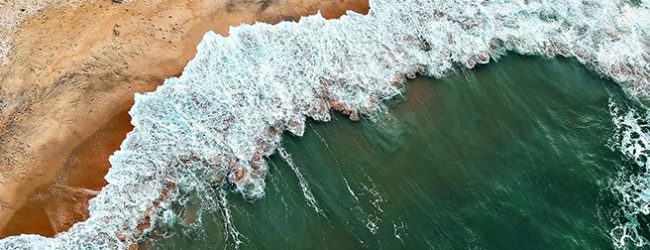 Bar de praia na Póvoa de Varzim com esplanada danificada devido à forte ondulação do mar