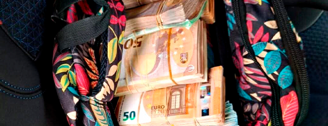 GNR apanha dois homens com 300 mil euros em dinheiro na Estrada Nacional 13 em Vila do Conde