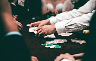 Homem ludibria pessoas na Internet, saca-lhes 232 mil euros e gasta tudo em casinos e apostas