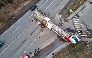 Jovem motorista de 28 anos de Vila do Conde morre atropelado o trocar pneu de camião na A13