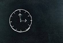 A hora muda na madrugada deste domingo e vai poder dormir mais uma hora no fim-de-semana