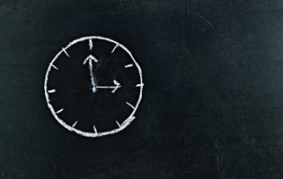 A hora muda na madrugada deste domingo e vai poder dormir mais uma hora no fim-de-semana