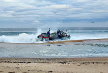 Barco de pesca Trajano naufraga em Sines e sete pescadores chegam a nado à costa em hipotermia