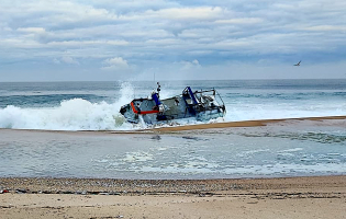 Barco de pesca Trajano naufraga em Sines e sete pescadores chegam a nado à costa em hipotermia