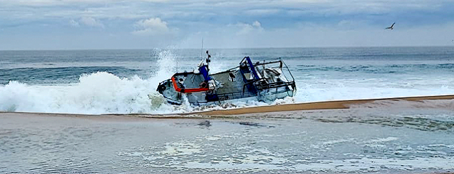 Barco de pesca Trajano naufraga em Sines e sete pescadores chegam a nado à costa em hipotermia