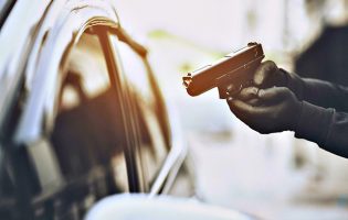 Dupla armada assalta casal de idosos à porta de entrada da garagem do prédio em Vila do Conde