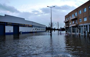 Subida do caudal do rio Ave e cheias causam inundações na Zona Industrial de Vila do Conde