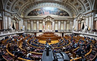 Deputados da AR aprovam projeto de resolução para aumento progressivo dos rendimentos