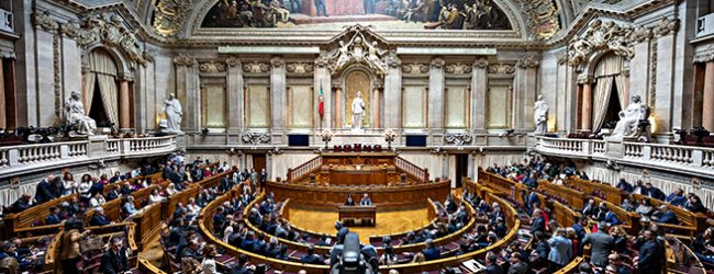 Deputados da AR aprovam projeto de resolução para aumento progressivo dos rendimentos