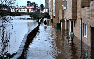 Tempestade Kristin vai atingir Portugal esta madrugada entre a Figueira da Foz Vila do Conde