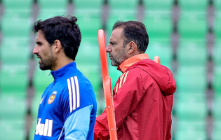 Treinador do Rio Ave Sotiris Silaidopoulos rejeita Benfica em crise e aponta para “jogo exigente”